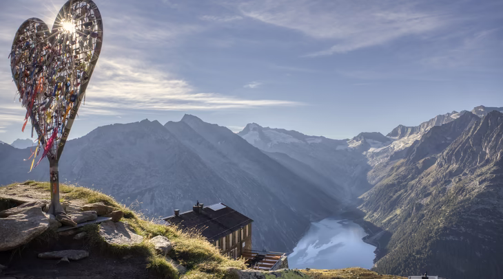 Olperer Hütte mit Blick auf den Schlegeisspeicher © Stefan Absenger
