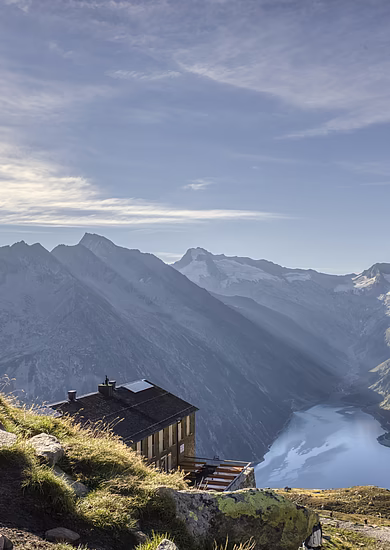 Olperer Hütte mit Blick auf den Schlegeisspeicher © Stefan Absenger