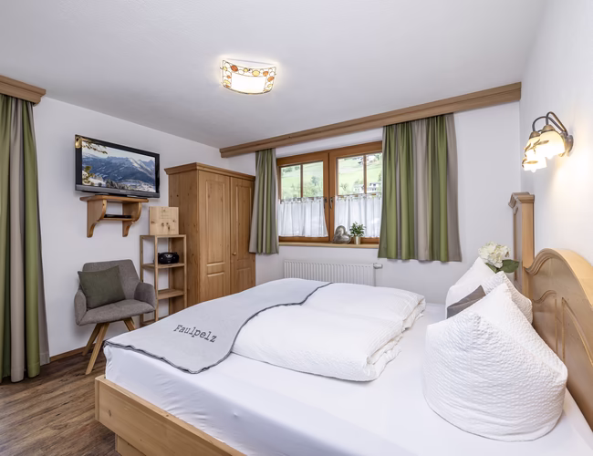 Zimmer mit Doppelbett im Penken Typ 1 © Thomas Eberharter Photography