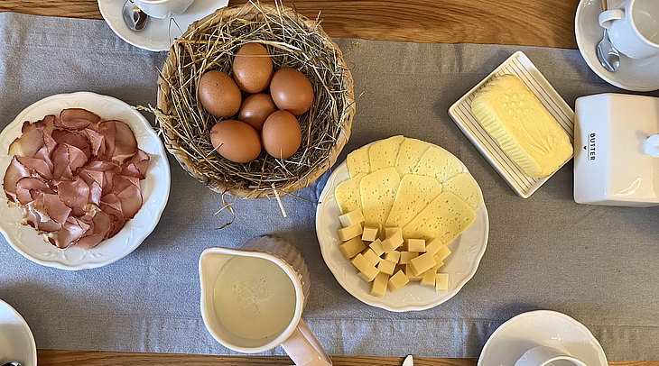 Frühstück mit eigenen Hofprodukten © Larchergut